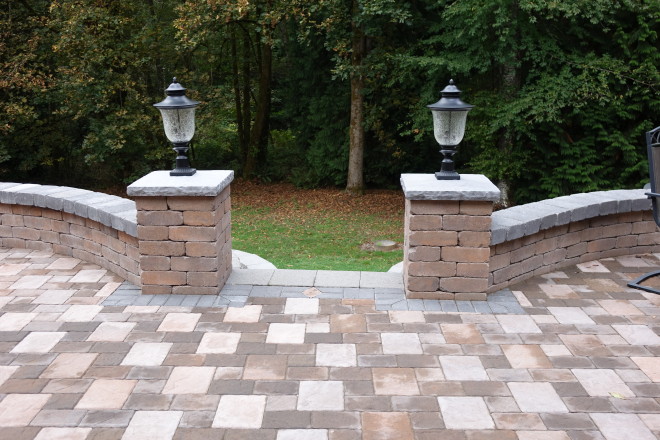 Harvest Blend Dominion Slate Pavers with TuscanStone Seating Wall and Columns (project by Dreamscapes)