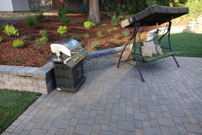 Northwest Blend Dominion Slate Patio with TuscanStone Retaining Wall (Project by Dreamscapes)