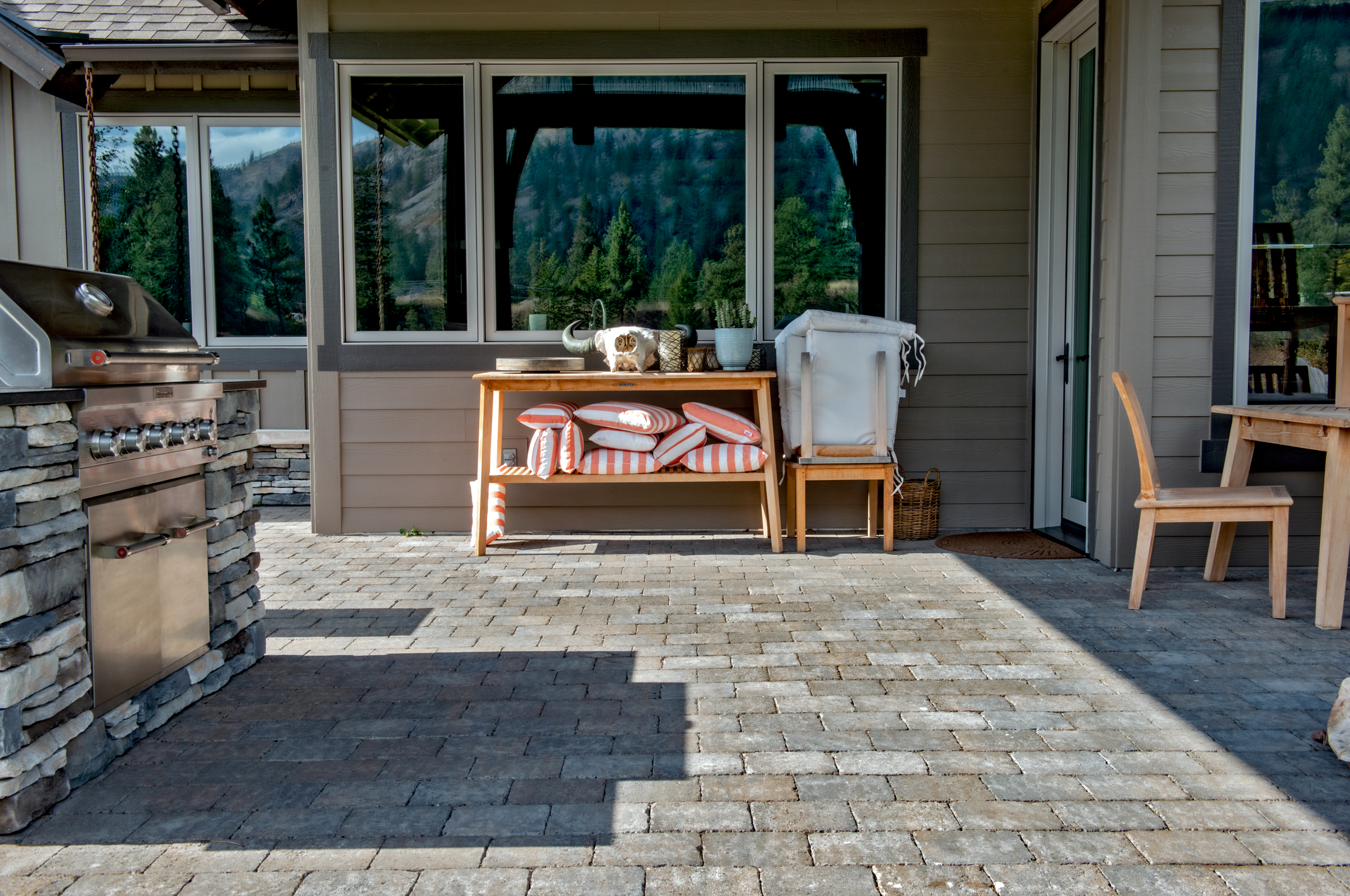 Outdoor kitchen with Roman Cobblestone patio