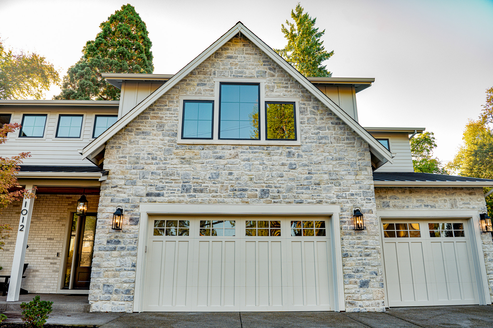 European Castlestone completes this home's garage veneer